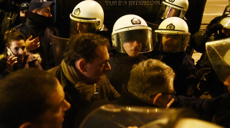 Επικεφαλής των ΜΑΤ στον Κουτσούμπα: Ποιος είσαι εσύ ρε;