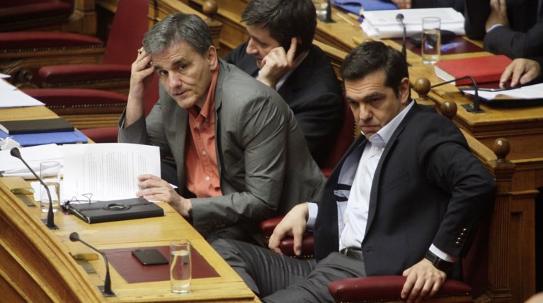 Επιχείρηση καμουφλάζ στα σκληρά μέτρα με επιδόματα και λοταρίες