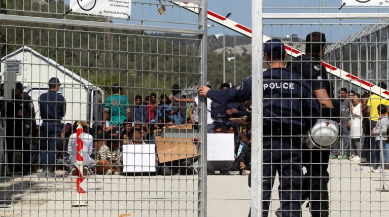 Αυτά είναι τα 5 νησιά που φιλοξενούν τώρα 13.663 μετανάστες & πρόσφυγες