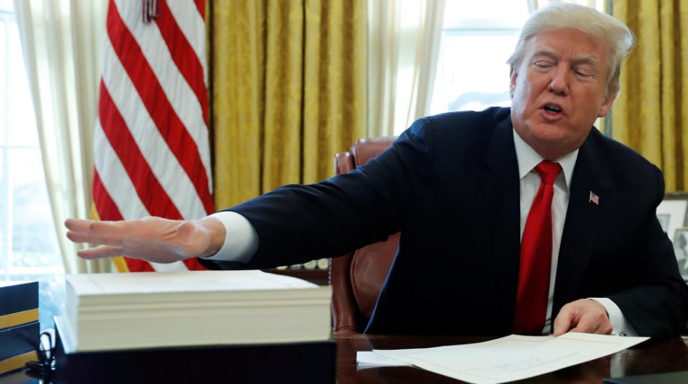 O Tραμπ υπέγραψε το φορολογικό νομοσχέδιο