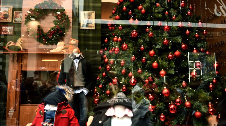 Το  ωράριο των καταστημάτων σήμερα & παραμονή Χριστουγέννων