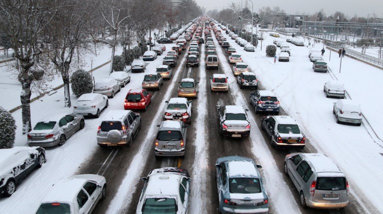 Μαζική έξοδος με χιονιά, πού έχει διακοπεί η κυκλοφορία