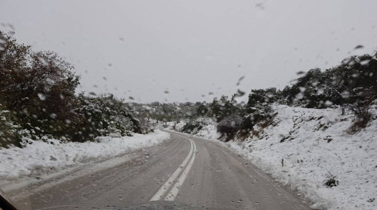 Αίγιο: 80χρονη γυναίκα βρέθηκε νεκρή, θαμμένη στο χιόνι - Την έψαχναν ώρες