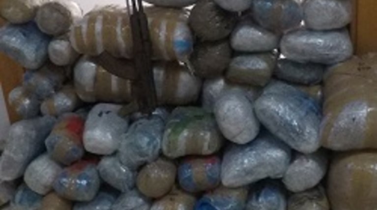 Ελληνας με καλάσνικοφ και φορτίο ναρκωτικών στο Καλπάκι