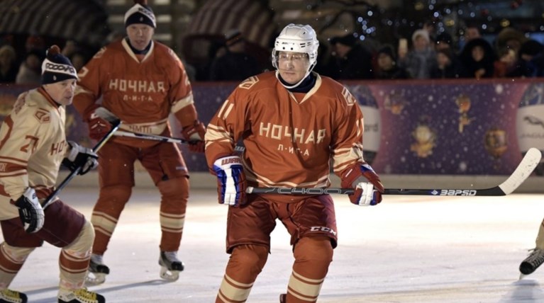 O Πούτιν έπαιξε χόκεϊ στη χριστουγεννιάτικη Κόκκινη Πλατεία