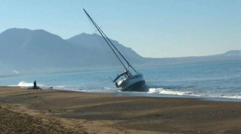 Αδειο ιστιοφόρο προσάραξε στην Κυπαρισσία