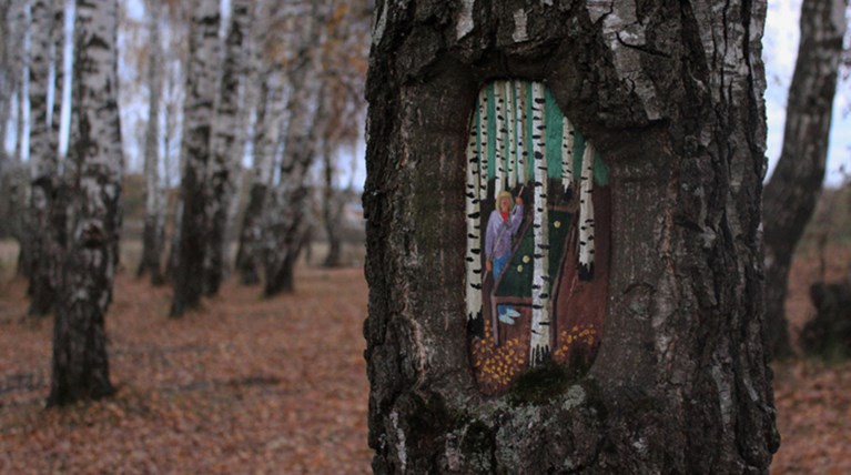 Έργα τέχνης μέσα στο δάσος και σε κορμούς δέντρων