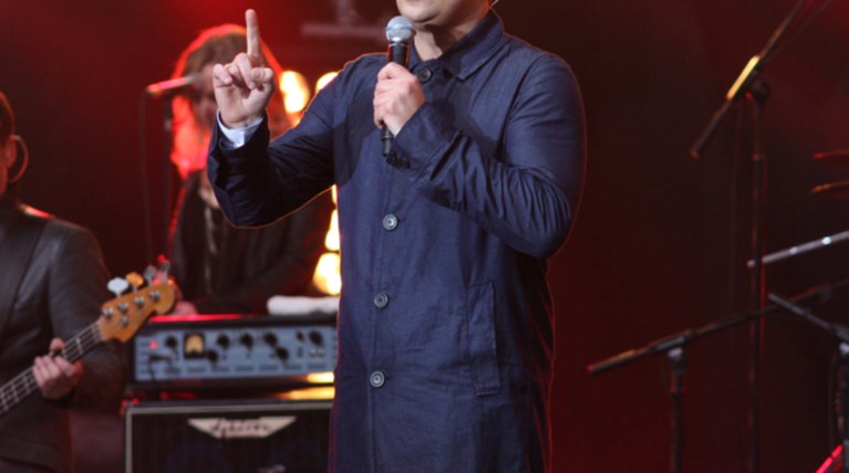 Ποιος διάσημος τραγουδιστής ευχήθηκε για τα Χριστούγεννα γυμνός;