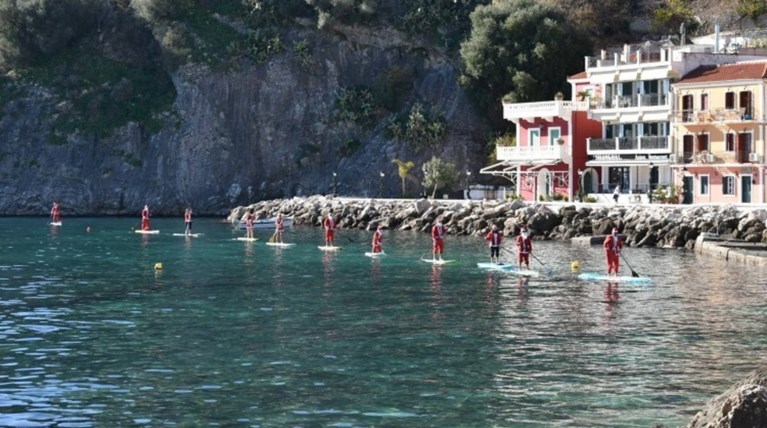 Ο Άγιος Βασίλης έφτασε στην Πάργα από την παραλία