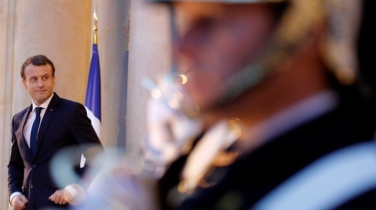 Με μια τρυφερή φωτογραφία οι ευχές του Εμανουέλ Μακρόν για τις γιορτές