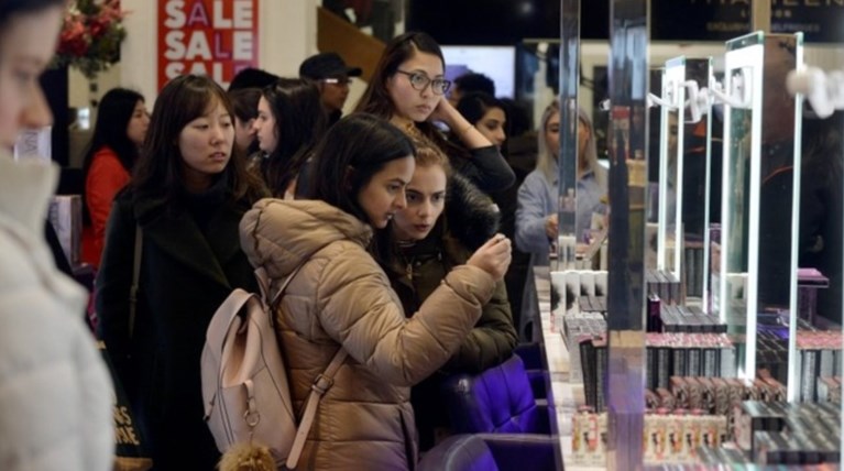 DW: Υπερχρέωση των Βρετανών με κάρτες τις γιορτές