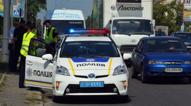 Ουκρανία: Ανδρας ζωσμένος με εκρηκτικά κρατάει ομήρους σε ταχυδρομείο