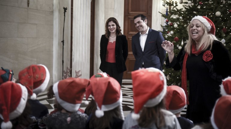 Κάλαντα στο Μαξίμου με ατάκα ...φωτιά Τσίπρα για Μπέτυ