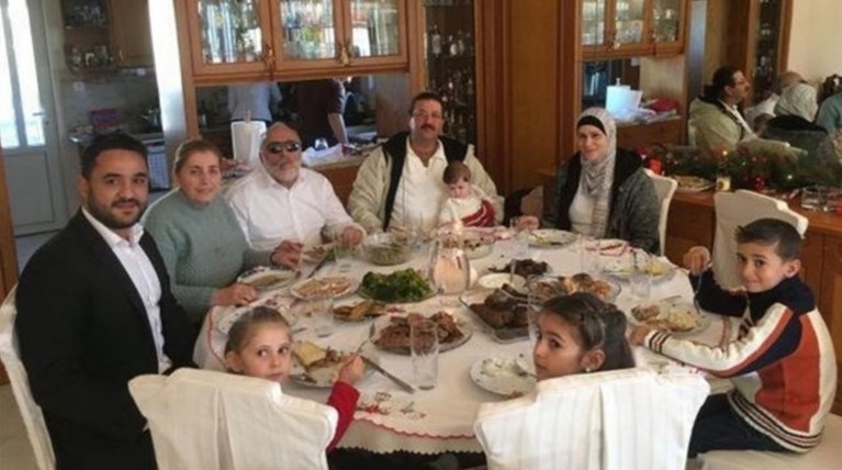 Γιορτινό τραπέζι σε πολυμελή οικογένεια προσφύγων από τον Π. Κουρουμπλή