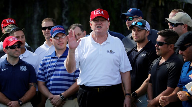 O Τραμπ αποθεώνει...Τραμπ & τους έξυπνους που τον ψηφίζουν!