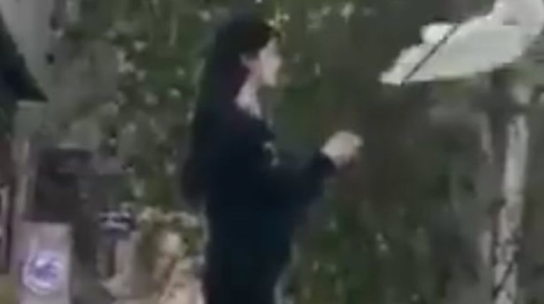 Ιράν: Έγινε ηρωίδα επειδή έβγαλε τη χιτζαμπ σε ...άσχετη μέρα
