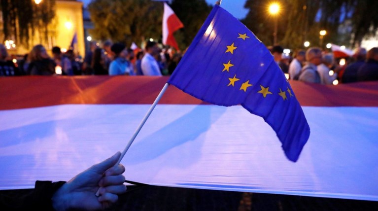 DW: Η Πολωνία παραμένει το «κακό παιδί» της ΕΕ
