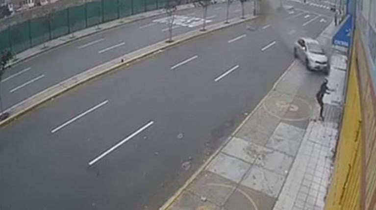 Βίντεο σοκ: Αυτοκίνητο εκτός ελέγχου πετάει γυναίκα στον αέρα