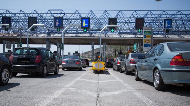 Δεν θα αλλάξουν οι πινακίδες των ΙΧ για τα διόδια, λέει το υπουργείο