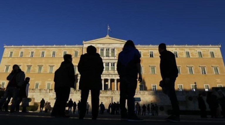 Ελληνική τρέλα: Αυξάνονται οι αποδοχές, μειώνεται το εισόδημα