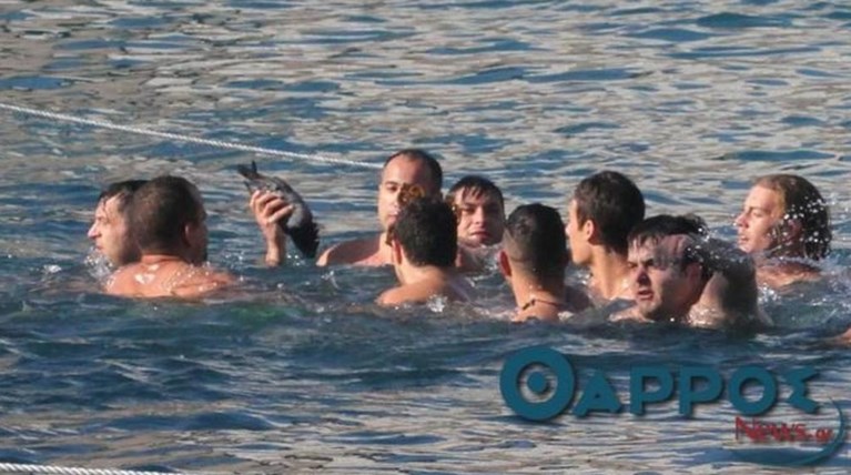 Απίστευτο! "Απελευθέρωσαν" νεκρό περιστέρι στην Καλαμάτα! (ΦΩΤΟ)
