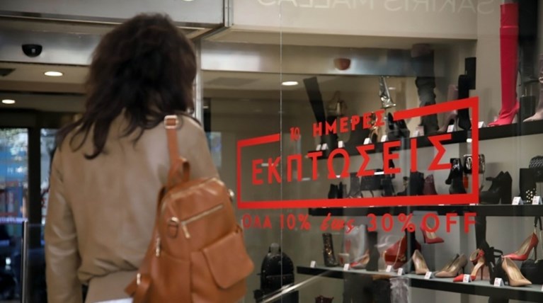 Ξεκινούν τη Δευτέρα οι χειμερινές εκπτώσεις - Τι να προσέξουν οι πελάτες