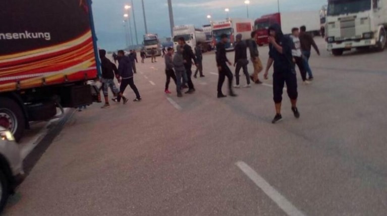 Λιμενικός έσπασε το πόδι του καταδιώκοντας παράτυπους μετανάστες (ΦΩΤΟ)