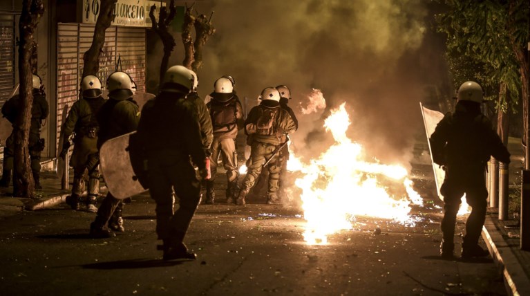 Διπλή επίθεση με μολότοφ κατά των ΜΑΤ στο κέντρο της Αθήνας