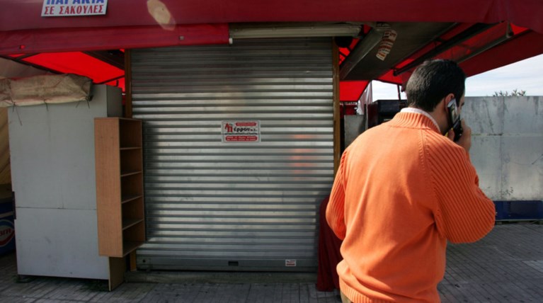 Στο νοσοκομείο ο ιδιοκτήτης περιπτέρου στο Π. Φάληρο-έπεσε πάνω του ΙΧ