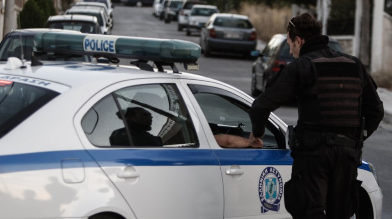Βρήκαν όπλα & υλικό της Χρυσής Αυγής στα σπίτια των νεοφασιστών