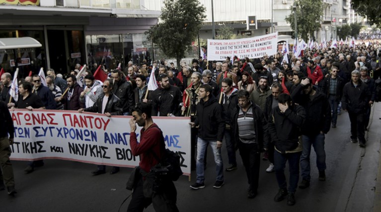 Μεγάλη συγκέντρωση και πορεία του ΠΑΜΕ στο κέντρο της Αθήνας