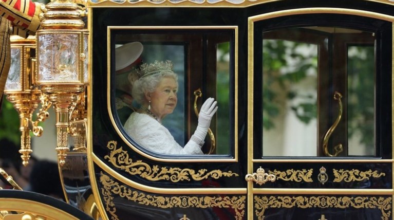 Bασίλισσα Ελισάβετ: Νόμιζα ότι το στέμμα θα μου σπάσει τον λαιμό