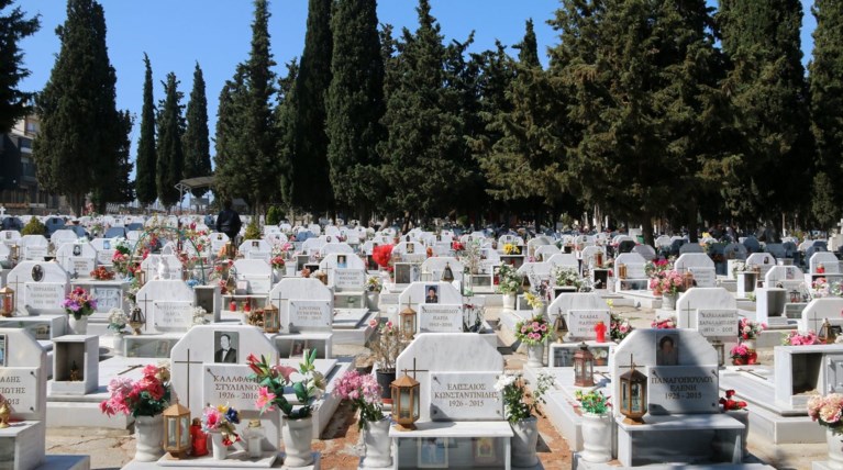 Φοροέλεγχοι του ΣΔΟΕ σε νεκροταφεία: Ψάχνει γυναίκες που ανάβουν καντήλια