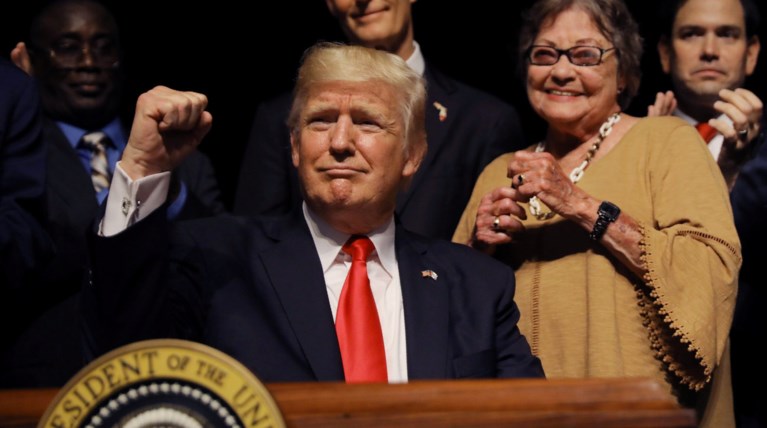 Πυρ ομαδόν κατά Τραμπ για τους "απόπατους" μετανάστες