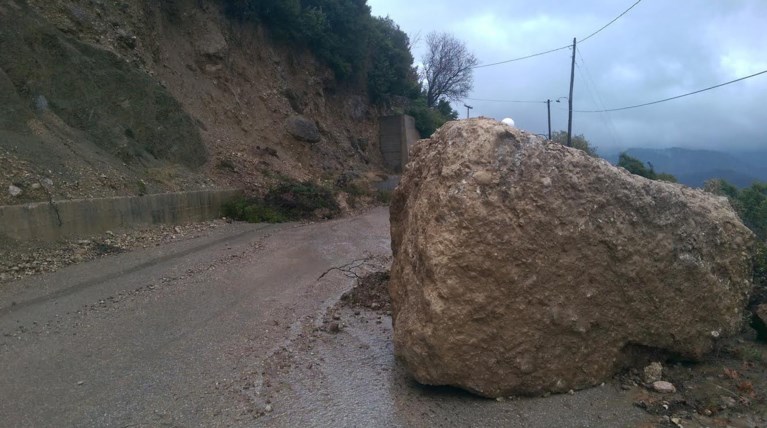 Κατολισθήσεις στο Πήλιο,εγκλωβισμένοι οδηγοί στο δρόμο