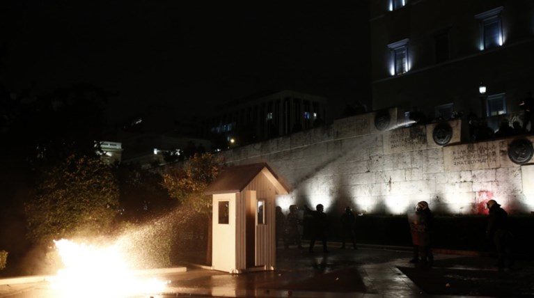 Επεισόδια έξω από τη Βουλή μεταξύ διαδηλωτών και ΜΑΤ