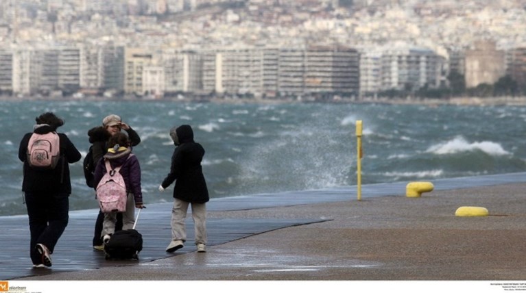 Καιρός: Θυελλώδεις άνεμοι ως το απόγευμα - Χιόνια και σε ημιορεινά