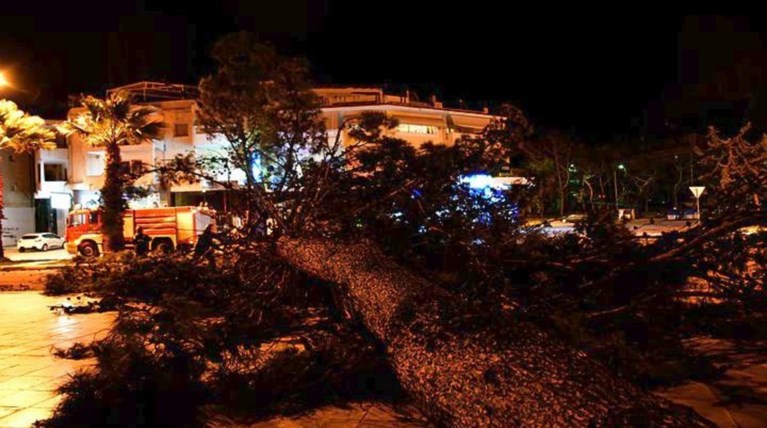 Προβλήματα από την κακοκαιρία, δεμένα τα πλοία- Τραυματίστηκε γυναίκα