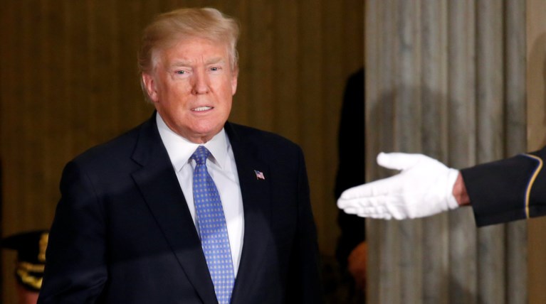 Σε New York Times & CNN απένειμε ο Τραμπ τα βραβεία fake news!