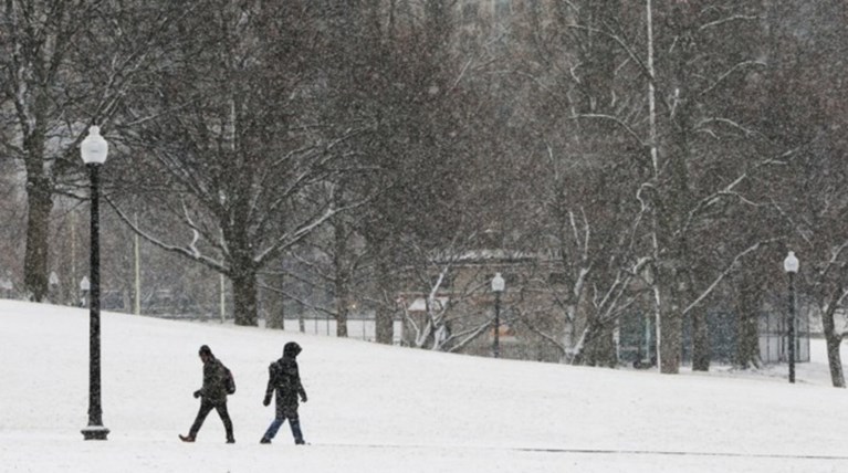 Θάνατοι, προειδοποιήσεις για την παγωνιά, σκοτάδι & προβλήματα στις ΗΠΑ