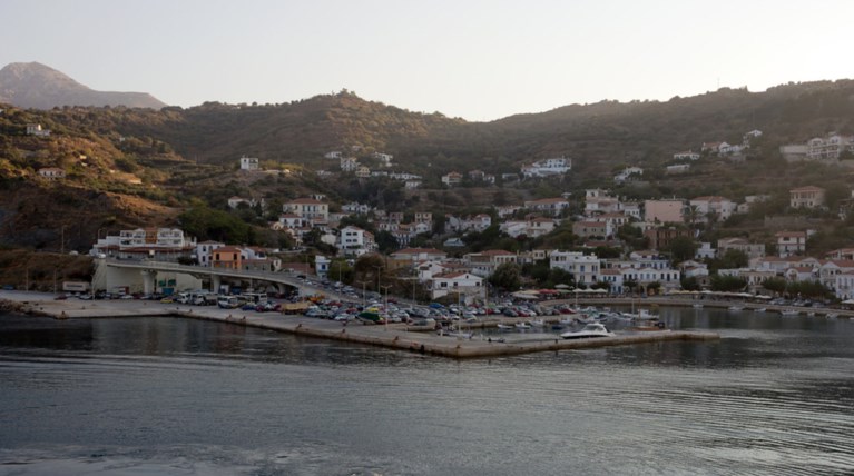 Από τα μποφόρ άνοιξε στη μέση ο νέος μόλος στο λιμάνι του Εύδηλου Ικαρίας