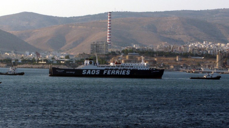 Στη Σαλαμίνα ρυμουλκείται το παραπλισμένο πλοίο «Παναγιά Αγιάσου»