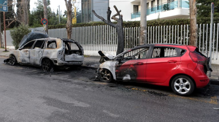 Εμπρησμός τριών οχημάτων έξω από την πρεσβεία της Ουκρανίας