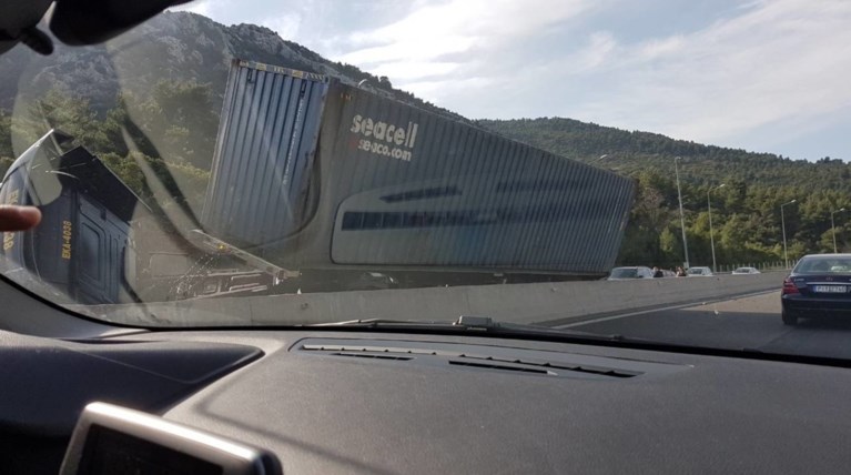 Τροχαίο στη Μαλακάσα με ανατροπή νταλίκας στην εθνική