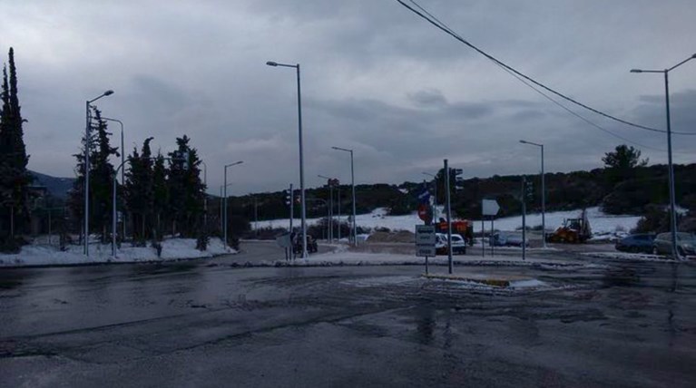 Κακοκαιρία στη βόρεια Ελλάδα με χιόνια και κλειστά σχολεία