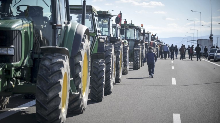 Στήθηκε το πρώτο μπλόκο από τους αγρότες της Καρδίτσας