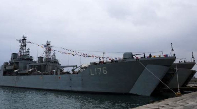 Συγκρούστηκε το αρματαγωγό «Λέσβος» -Ρήγμα δύο μέτρων