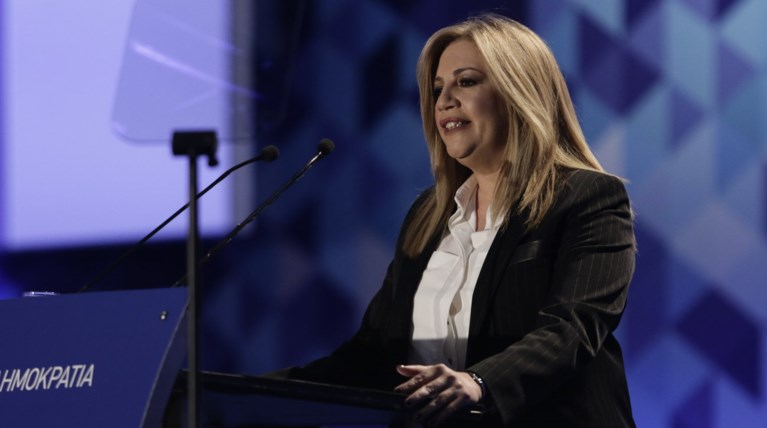 Οχι σε οποιαδήποτε λύση λέει η Φώφη, το καρφί στον Καραμανλή