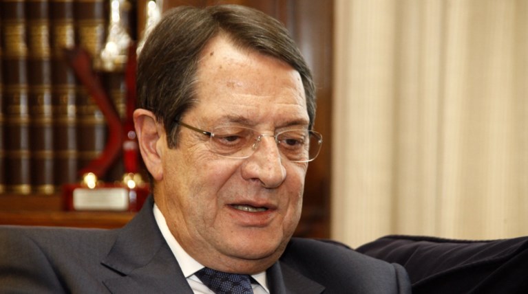 Ο πρόεδρος της Κύπρου Νίκος Αναστασιάδης... τραβάει πιστόλι