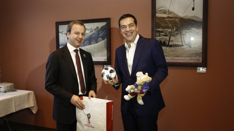 Δώρο στον Τσίπρα η μπάλα και η μασκότ του Μουντιάλ